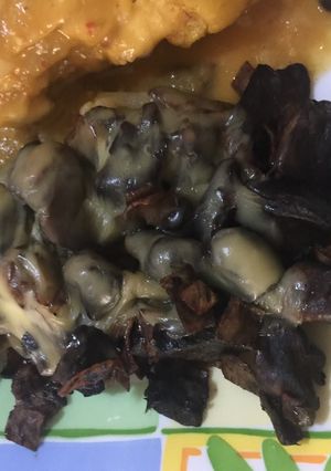 Una foto de Portobello con jamón y queso