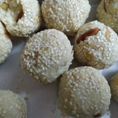 A picture of Till ke ladoo.
