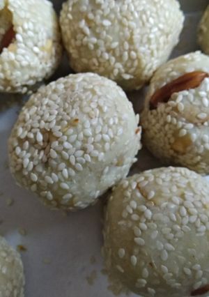 A picture of Till ke ladoo.