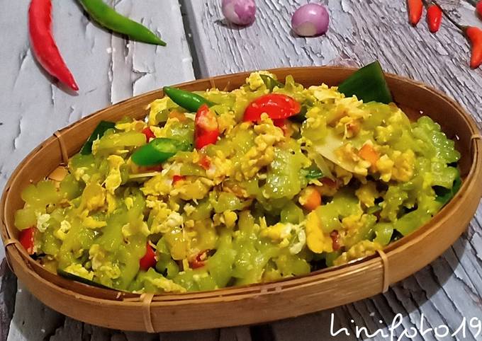 Yuk intip, Cara praktis memasak Tumis pare orak-arik telur dijamin nagih banget