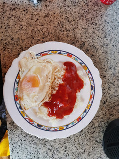 Una foto de Arroz a la cubana 🥚🍚🍅