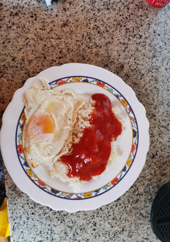 Una foto de Arroz a la cubana 🥚🍚🍅