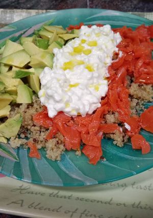 Una foto de Quinoa con aguacate, queso cottage y salmón