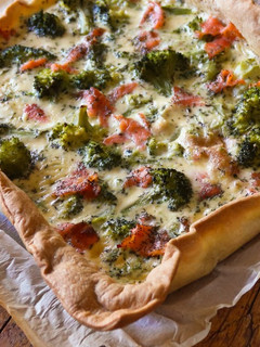 Una foto de Quiche rápida de brócoli y salmón ahumado