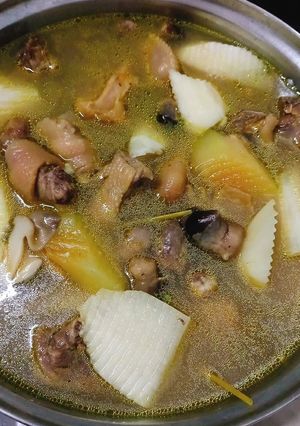Hình của món Gà chọi hầm sả.