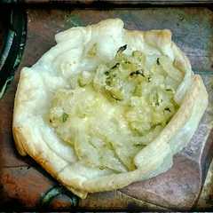 A picture of Tarteletas en Flor de Zucchini y Cebolla.