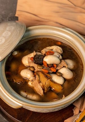 【老菜脯麻油松阪雞佛湯】大雪節氣燉湯，瑞氣嫩Q好滋養 的食譜成品照片