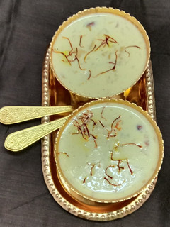 કેસર ગુલકંદ રબડી (Saffron Rose Petals Rabdi Recipe In Gujarati) રેસીપી મુખ્ય ફોટો