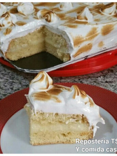 Una foto de Bizcocho genoves con crema pastelera y merengue