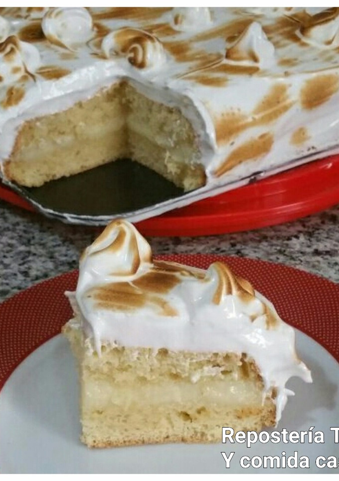 Una foto de Bizcocho genoves con crema pastelera y merengue