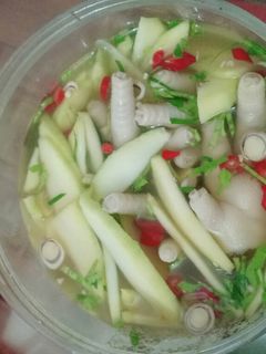 Hình của món Chân gà ngâm sả tắc kèm xoài chua.