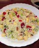 Ensalada de arroz blanco con fruta deshidratada y fresca
