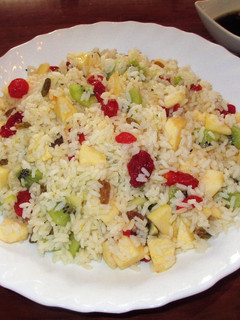 Una foto de Ensalada de arroz blanco con fruta deshidratada y fresca