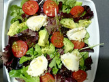 Ensalada de queso de cabra con piña y aguacate
