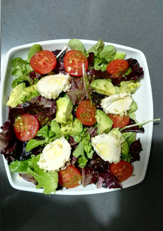Una foto de Ensalada de queso de cabra con piña y aguacate