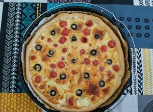 Une photo de Tarte à la tomate 🍅 fromage de chèvre 🐐 et olives