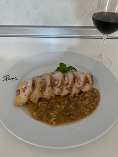 Una foto de Pechuga de pollo 🐤 rellena en su salsa