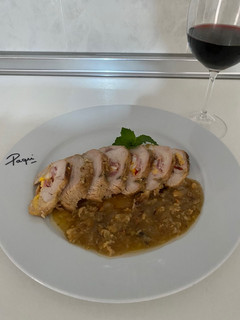 Una foto de Pechuga de pollo 🐤 rellena en su salsa