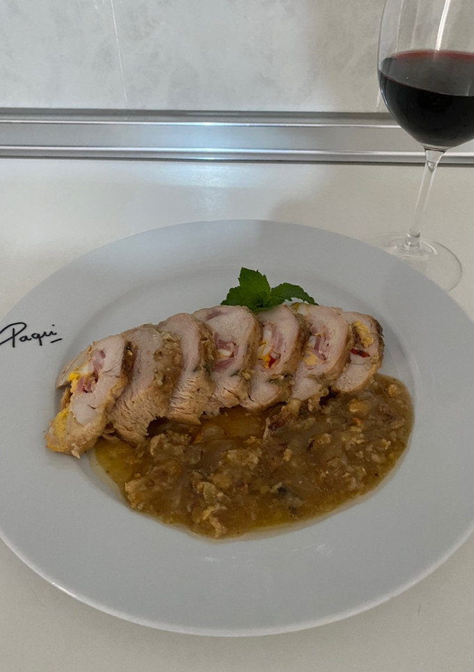 Una foto de Pechuga de pollo 🐤 rellena en su salsa