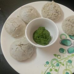 A picture of Sprouts idli with green chutney.