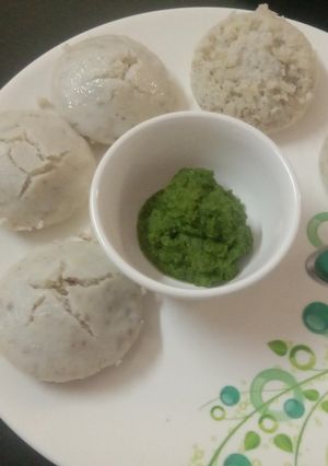 A picture of Sprouts idli with green chutney.