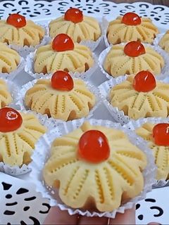 صورة لوصفة حلوة جافة محشية بحشو لذيذ و معسل ،على طريقة أم يارا