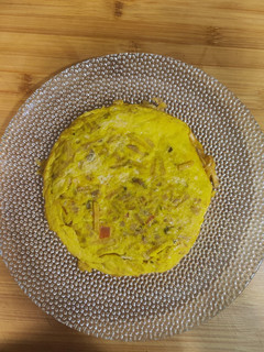 Una foto de Tortilla de coliflor, zanahoria y patatas paja