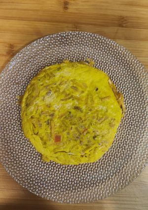 Una foto de Tortilla de coliflor, zanahoria y patatas paja