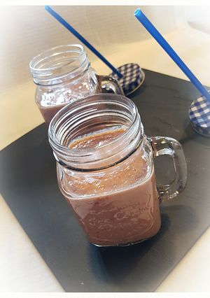 Une photo de Smoothie banane / cerise / pomme