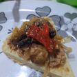 Pan con atún, hongos, cebolla y morrón