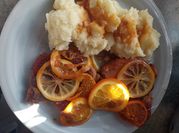 Una foto de costeletas de cerdo a la naranja