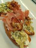 Bruschettas Roquefort & jamón crudo