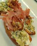 Bruschettas Roquefort & jamón crudo