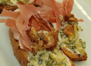 Una foto de Bruschettas Roquefort & jamón crudo