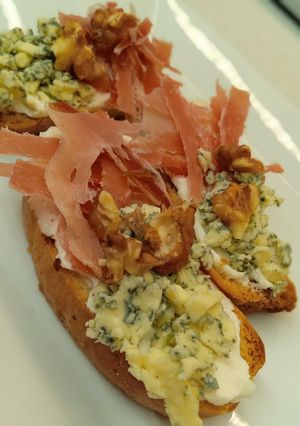 Una foto de Bruschettas Roquefort & jamón crudo