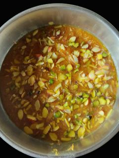 ઢીલો મોહનથાળ (Soft Mohanthal Recipe In Gujarati) રેસીપી મુખ્ય ફોટો