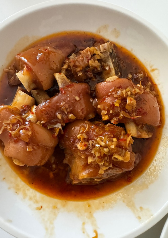 Hình của món Giò heo xào sả ớt.