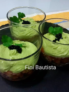 Una foto de Tartar de salmón ahumado en vaso