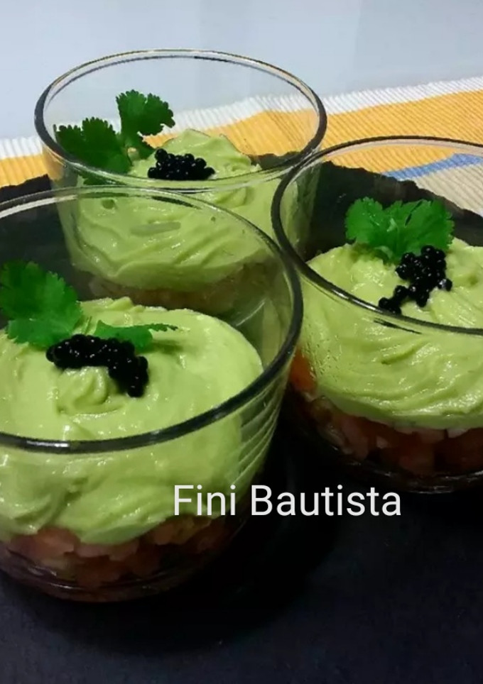 Una foto de Tartar de salmón ahumado en vaso