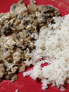 Una foto de Filetes de lomo sobrantes con champis y arroz blanco