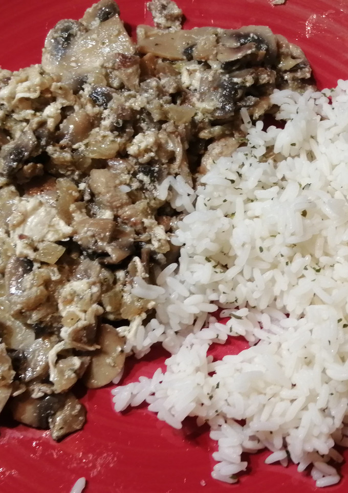 Una foto de Filetes de lomo sobrantes con champis y arroz blanco
