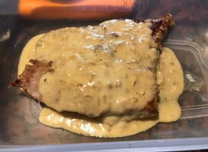 Una foto de Churrasquito de cerdo en salsa de queso
