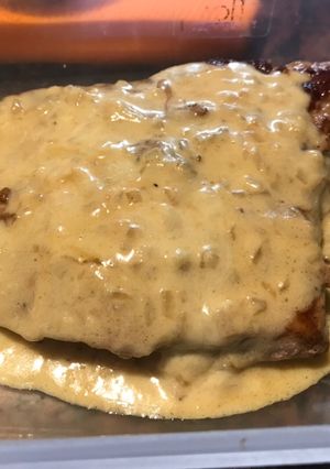 Una foto de Churrasquito de cerdo en salsa de queso