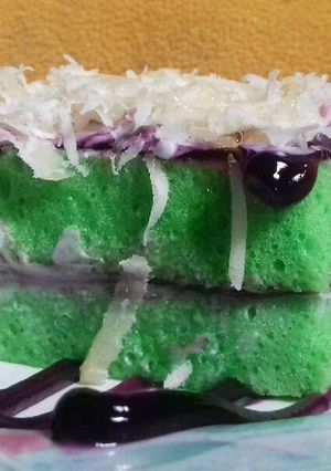 Foto resep brownies kukus pandan with blueberi sauce