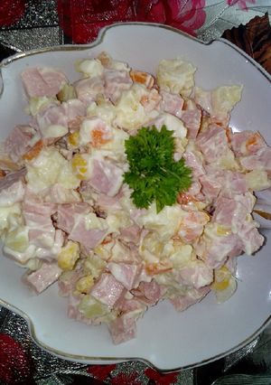 Фото Салат з сиру, ковбаси та кукурудзи.