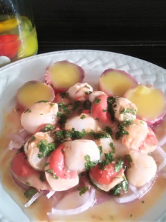 Una foto de Cebiche de conchas de abanico con pisco picante👍🇵🇪