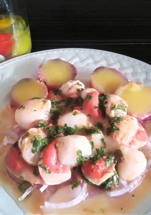 Una foto de Cebiche de conchas de abanico con pisco picante👍🇵🇪