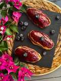 Sommer Eclairs mit Heidelbeer-Brombeer-Füllung