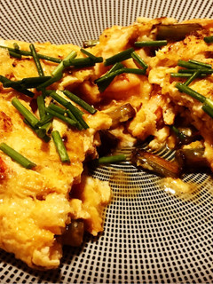 Una foto de Tortilla de ajetes y gamba roja!!