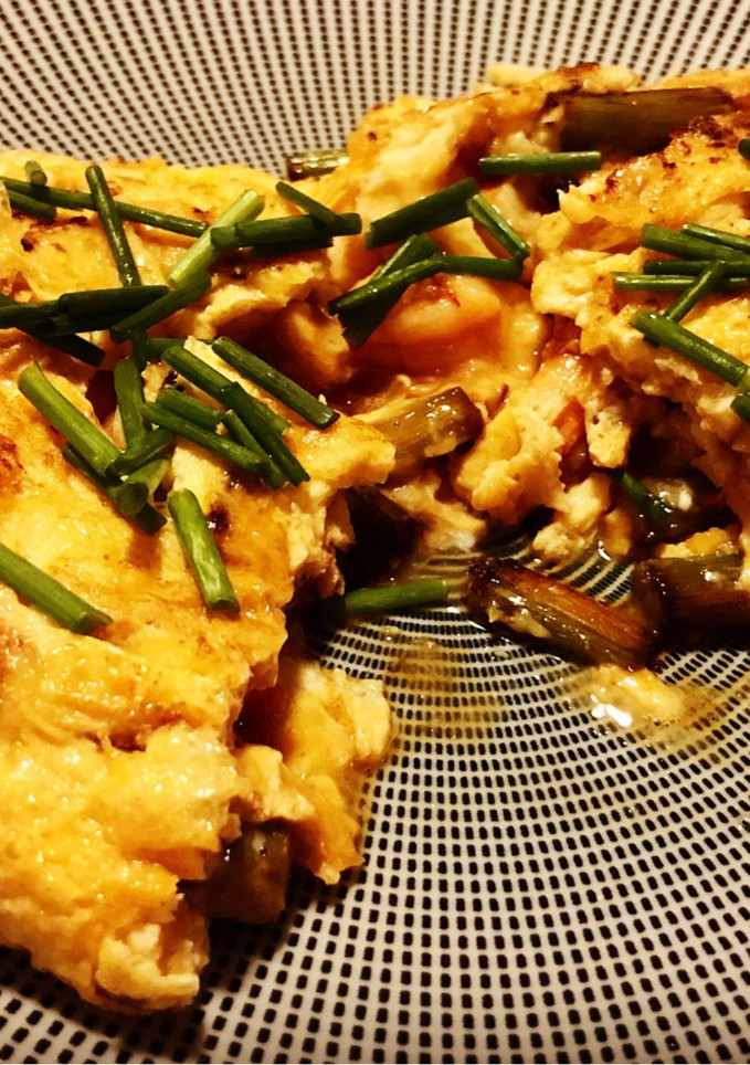 Una foto de Tortilla de ajetes y gamba roja!!